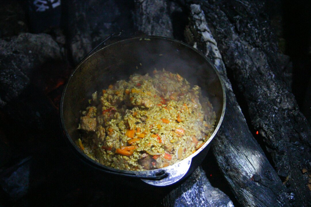 Еду в походе готовили на костре — плов, шурпа, каши, макароны с тушенкой