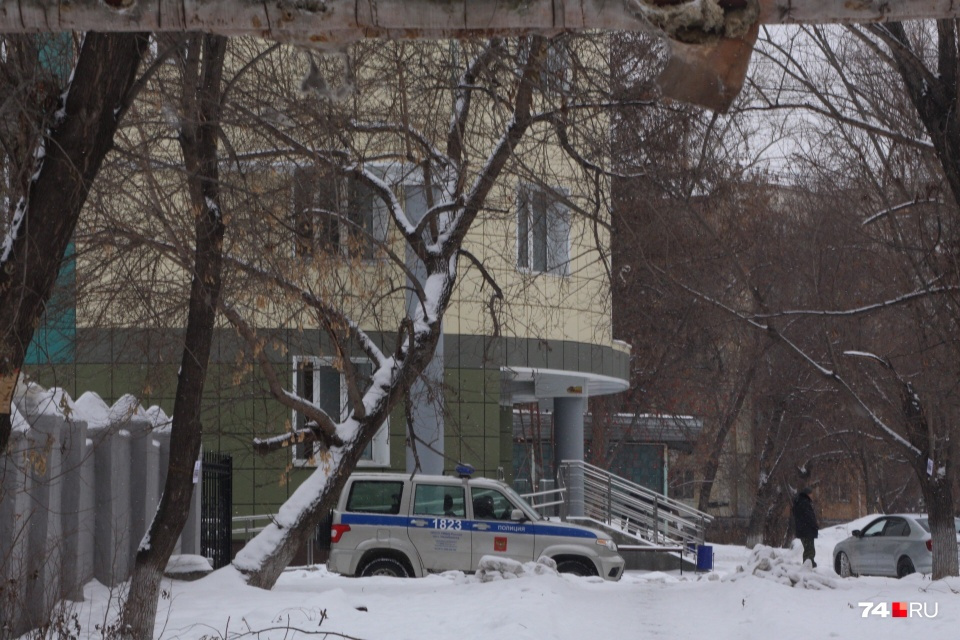 В Челябинске карантинный центр разместили в отремонтированном здании противотуберкулёзного диспансера. Территорию охраняет Росгвардия