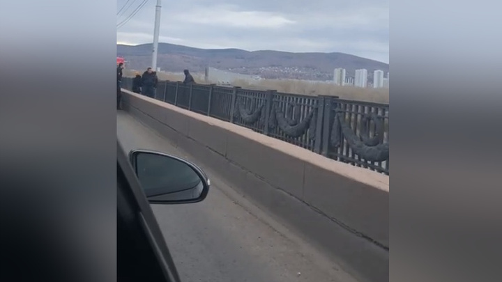 Полицейские рассказали, как спасли мужчину, оказавшегося за перилами Коммунального моста