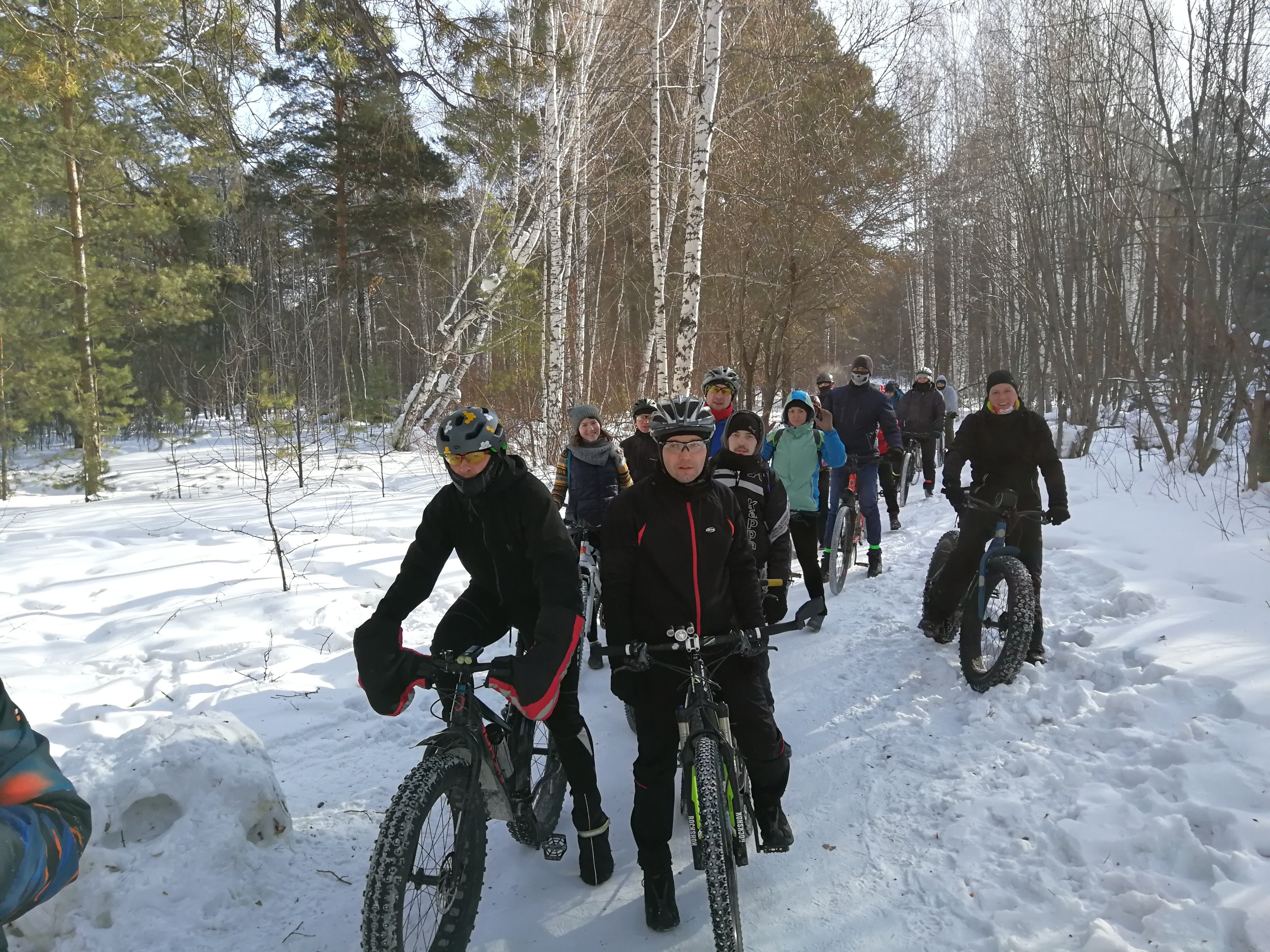 Последние выходные календарной зимы выдались достаточно тёплыми — это позволило велосипедистам неспешно проехать 18 километров