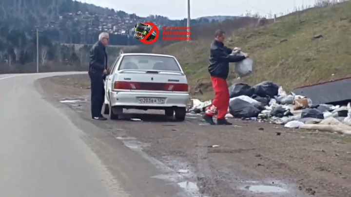 «Вот кто виновен в свалках»: водителя и его пассажира застали за сбросом мусора на трассе
