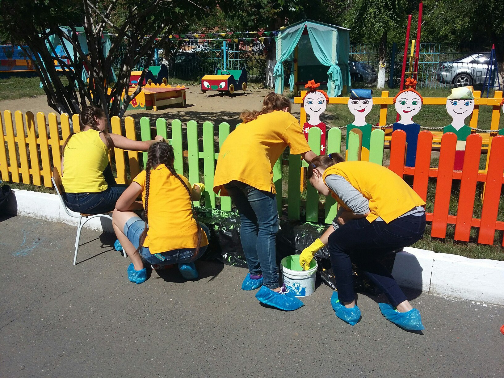 Также трудотрядовцы украсили заборчики детских садов