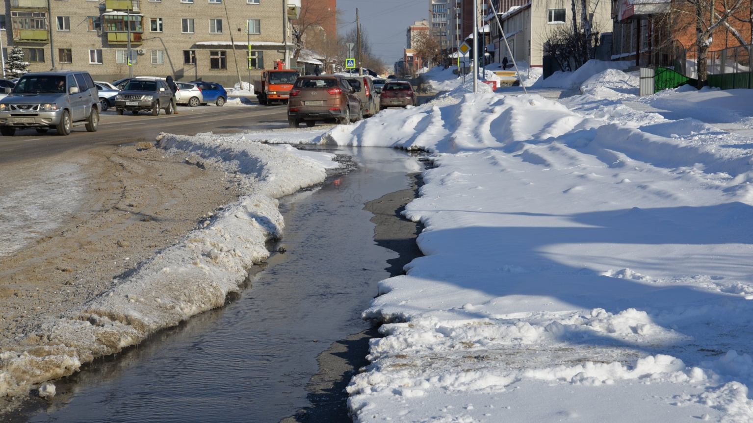 Город курган топит. Улица Сибирская Курган. Сети водоотведения Курган. Сточные воды Курган. Вода в Кургане на улице.