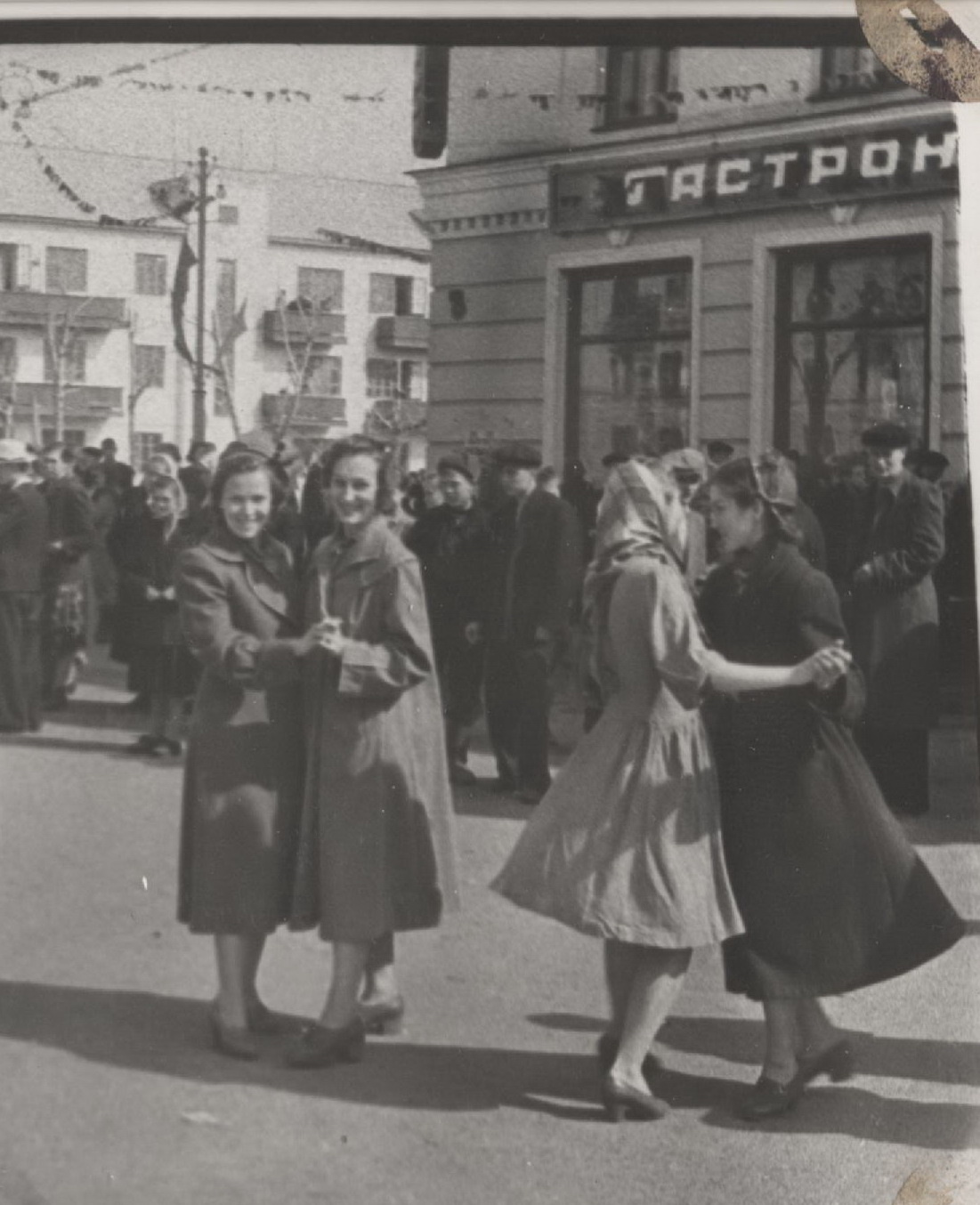 Первомайская демонстрация 1954 года. Фото предоставлено Ириной Хлебниковой