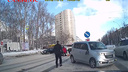 Видео: «Тойота» сбила женщину посреди проспекта Дзержинского