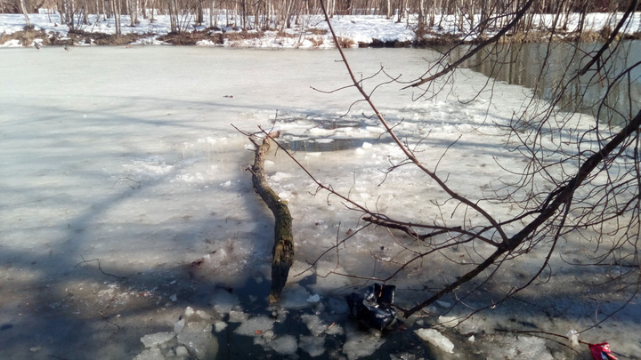 «Не смог сам добраться до берега». В Нижнем Новгороде рыбак провалился под лед