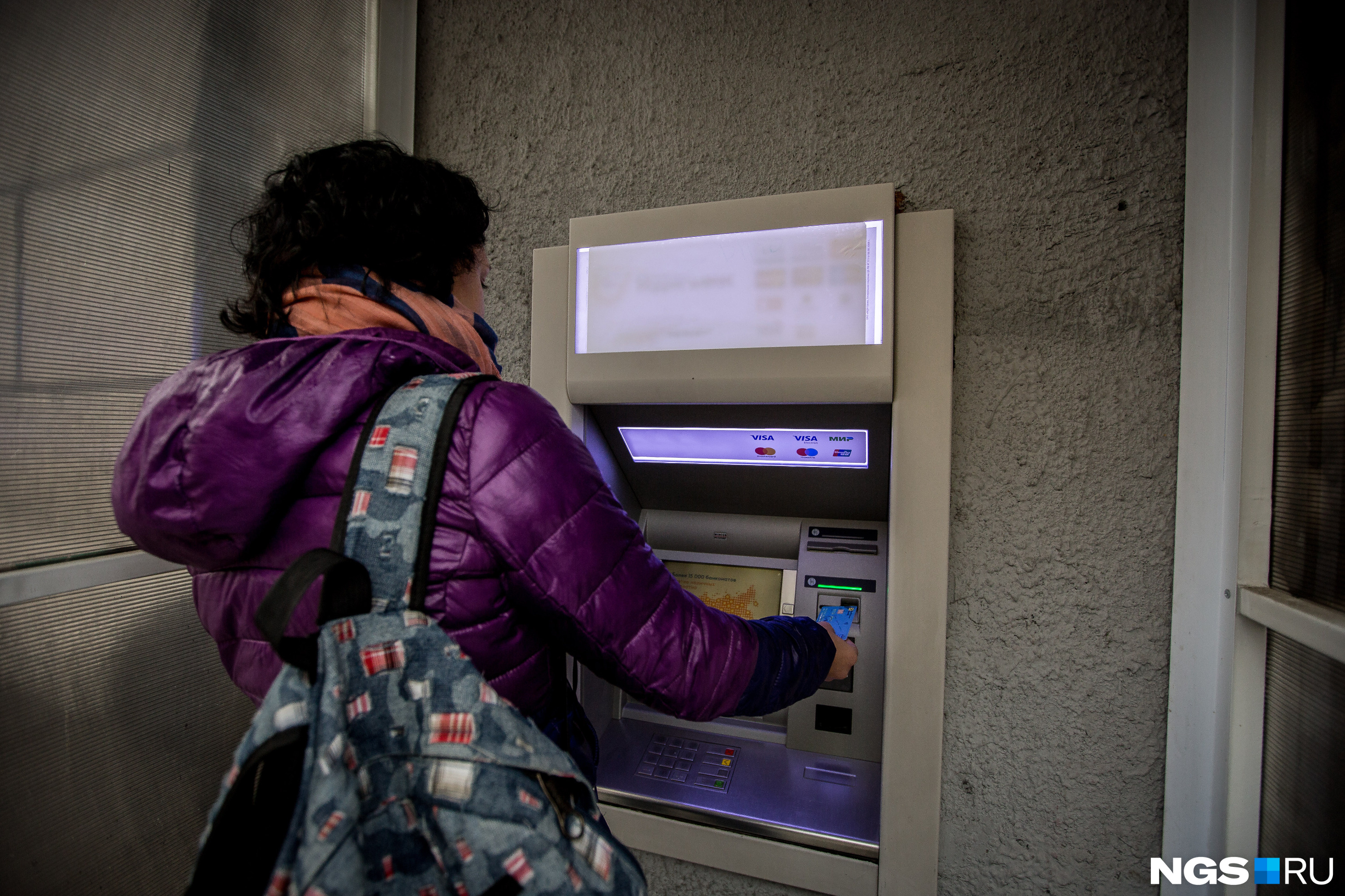 Не вставляйте карту в банкомат, если видите на нем незнакомое оборудование — это могут быть считывающие устройства мошенников