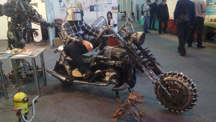 Красноярец из запчастей собрал мангал в виде мотоцикла «Безумного Макса» с черепом и пулемётом