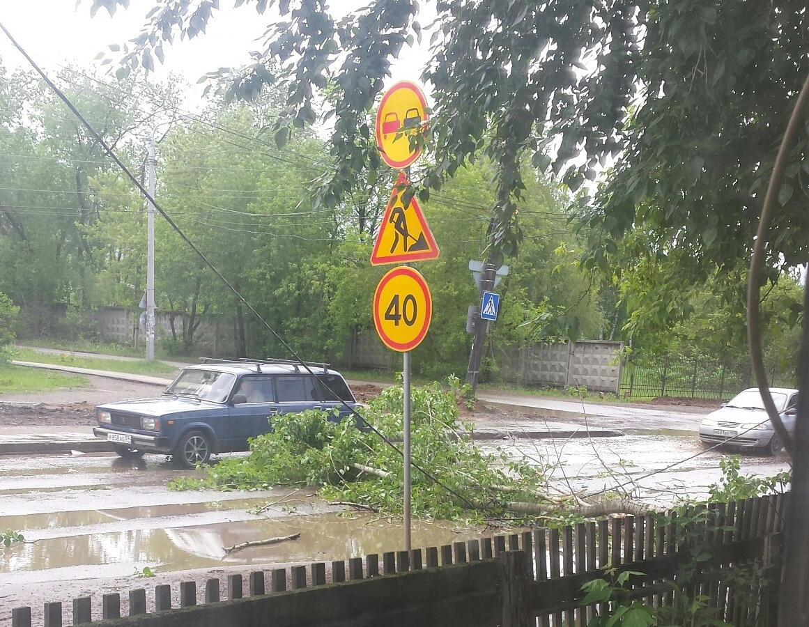 В Перми ветер повалил забор на автомобили 4 июня 2019 года - 4 июня 2019 -  59.ру