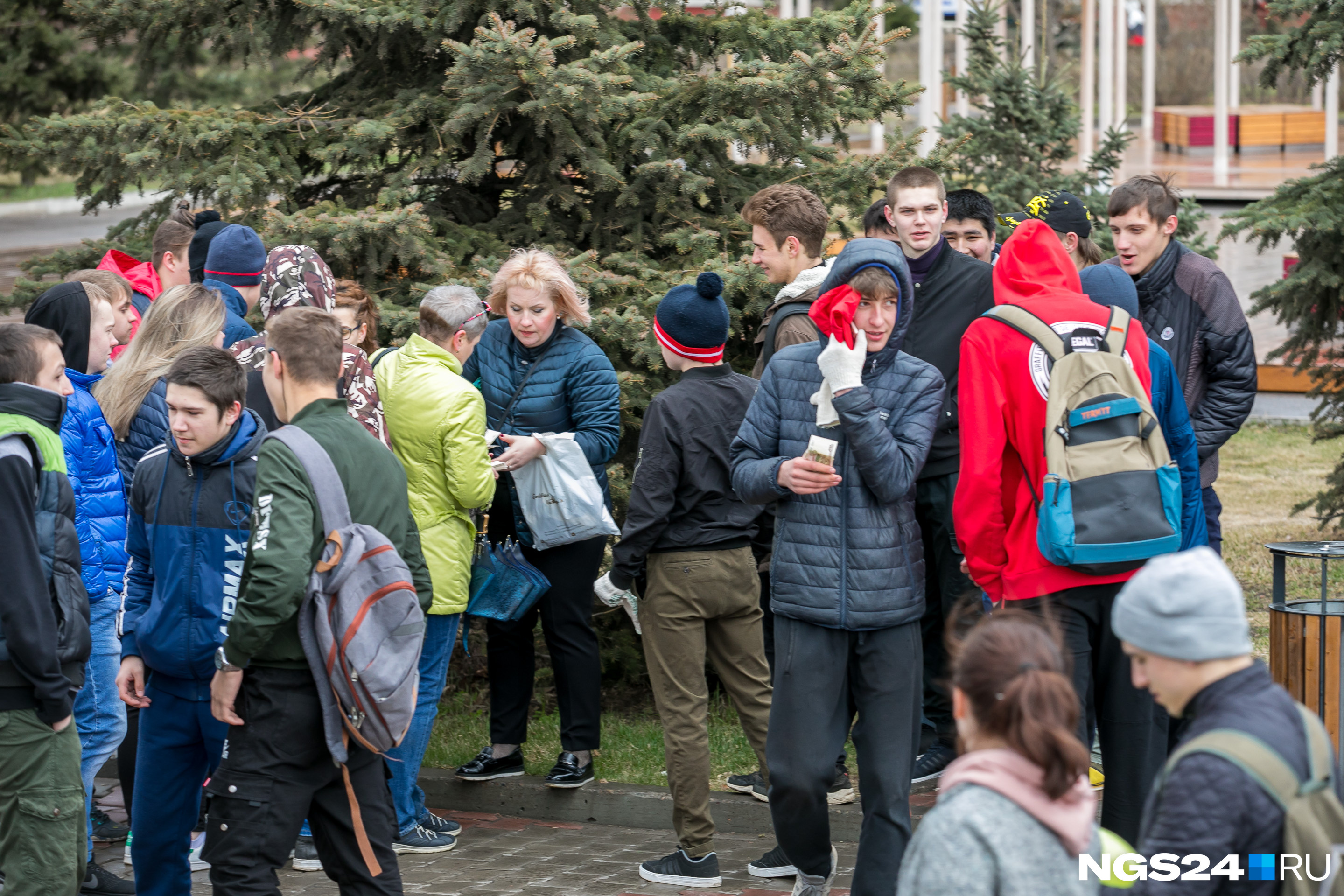 Пара женщин отвела в сторонку кампанию молодых людей Пара женщин отвела в сторонку кампанию молодых людей