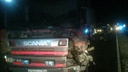 «Фольксваген» въехал в грузовик на темной трассе: погибли двое
