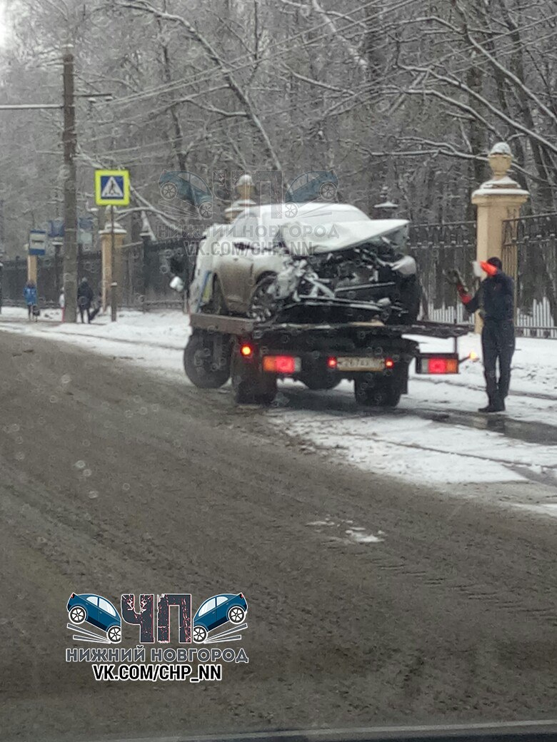 Покореженный автомобиль увезли на эвакуаторе Покореженный автомобиль увезли на эвакуаторе