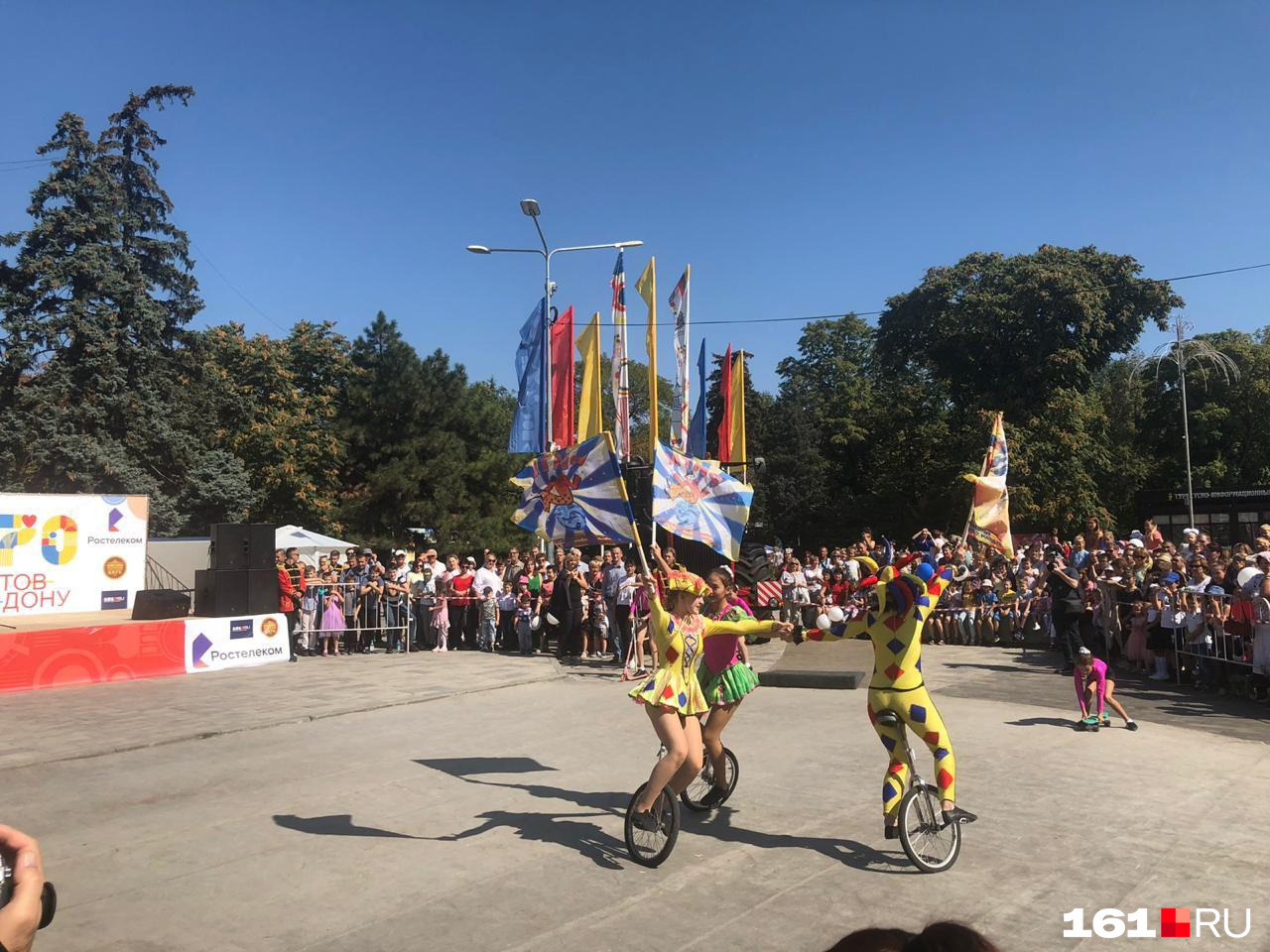 У входа в парк Горького выступают артисты Ростовского государственного цирка У входа в парк Горького выступают артисты Ростовского государственного цирка