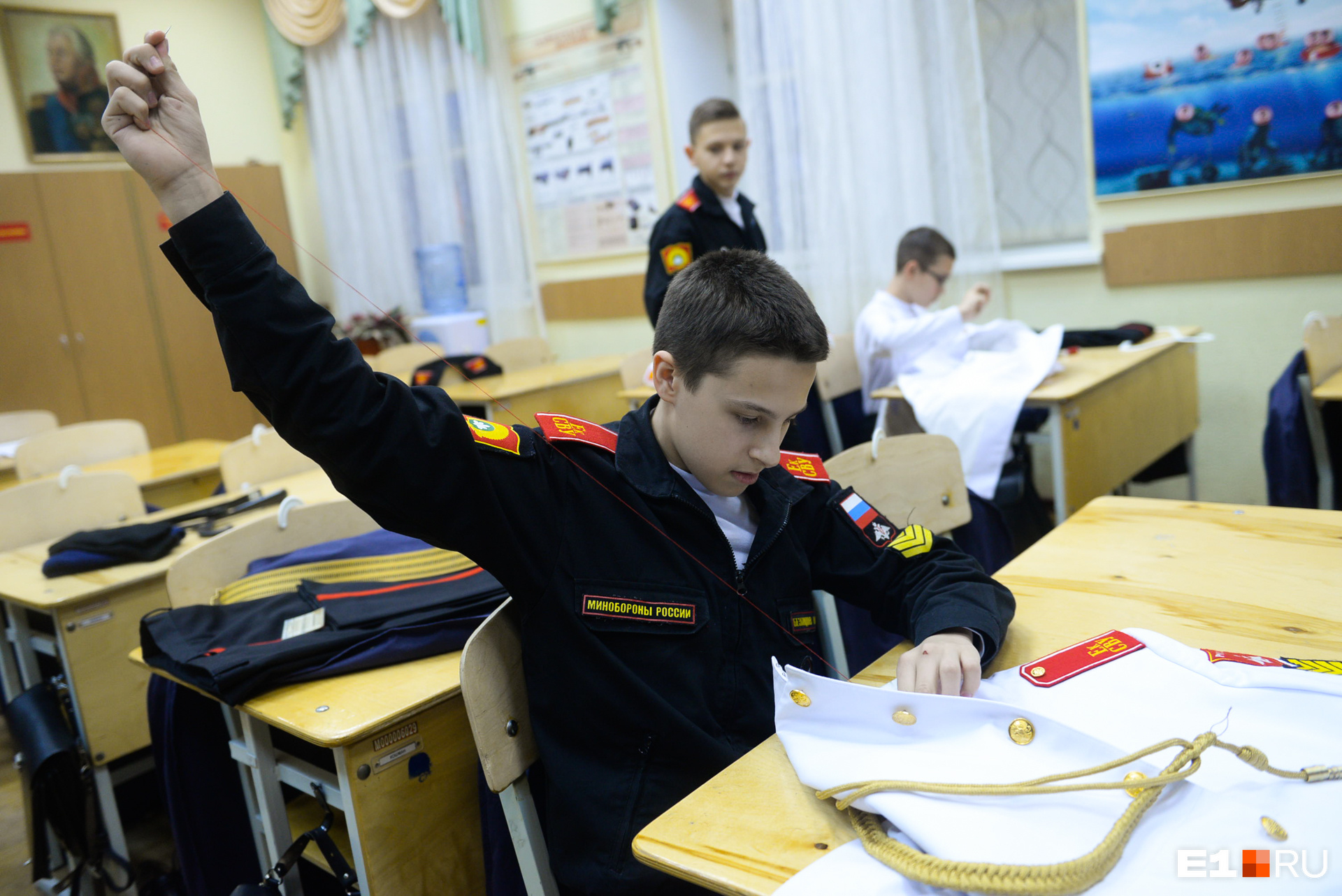 Они гражданские. Дисциплина суворовец. Дежурный суворовец. Парадный вид на экзамене. Дима Борисов суворовец.