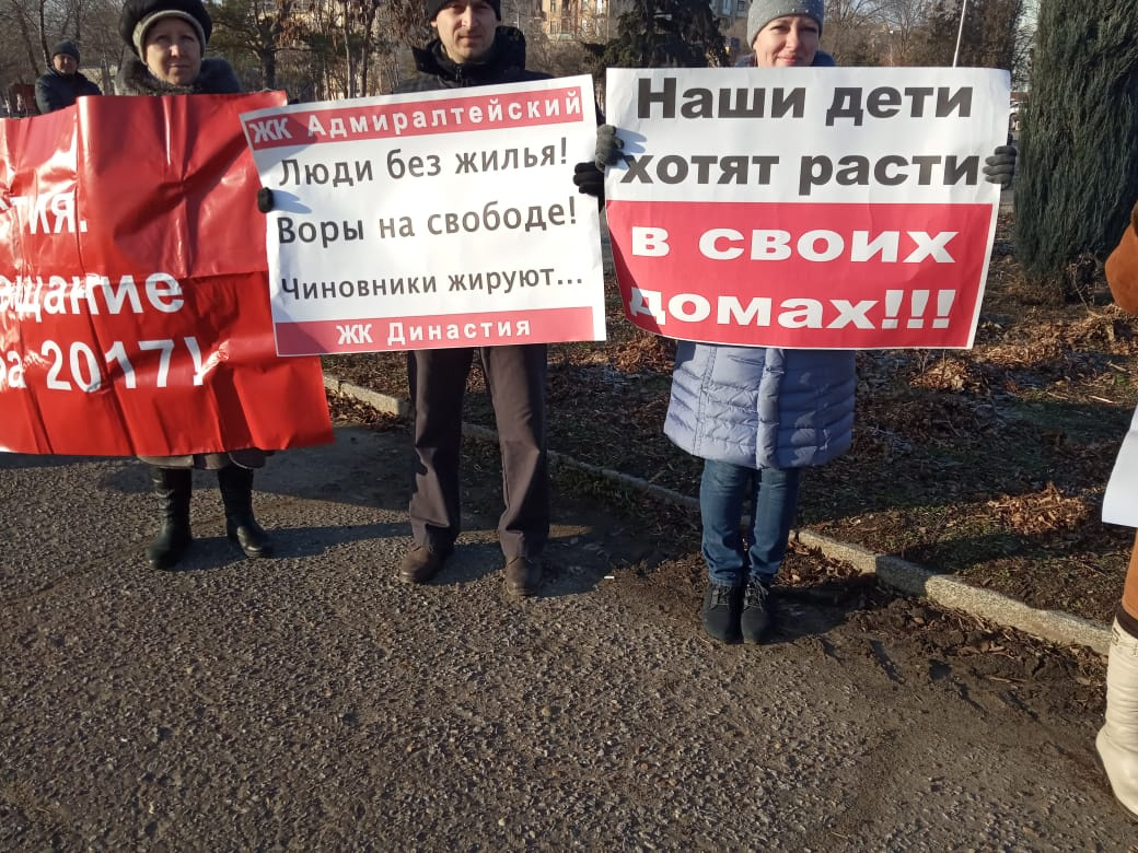 Одновременно дольщикам приходится погашать ипотеку, растить детей и снимать жилье Одновременно дольщикам приходится погашать ипотеку, растить детей и снимать жилье
