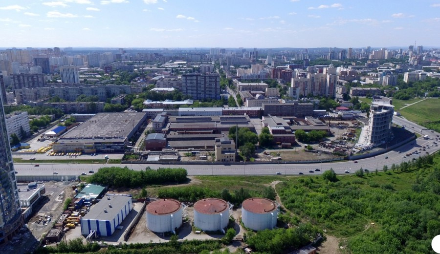 На месте завода. Завод имени Воровского Екатеринбург. ТМЗ территория завода. Небоскребы возле парка Маяковского 2021. Екатеринбург сдвинутый дом.