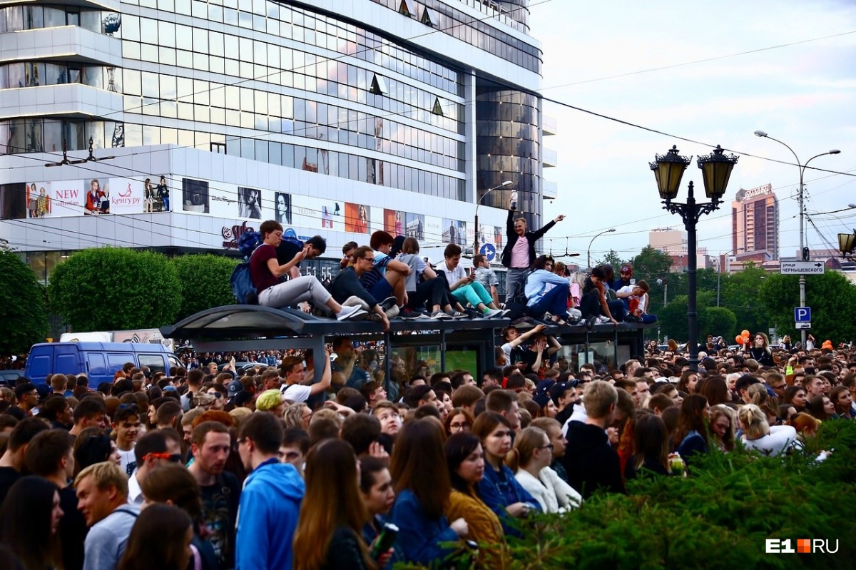 «Ночь музыки» в Екатеринбурге: зрители забрались на остановку, чтобы посмотреть на Noize МС