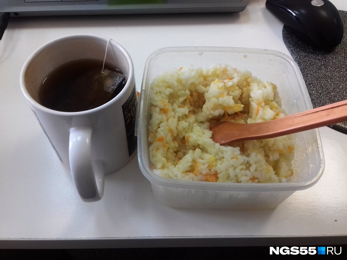 Во вторник автор пообедал рисовой кашей с морковью и луком (нужно было грамотно задействовать все свои запасы)