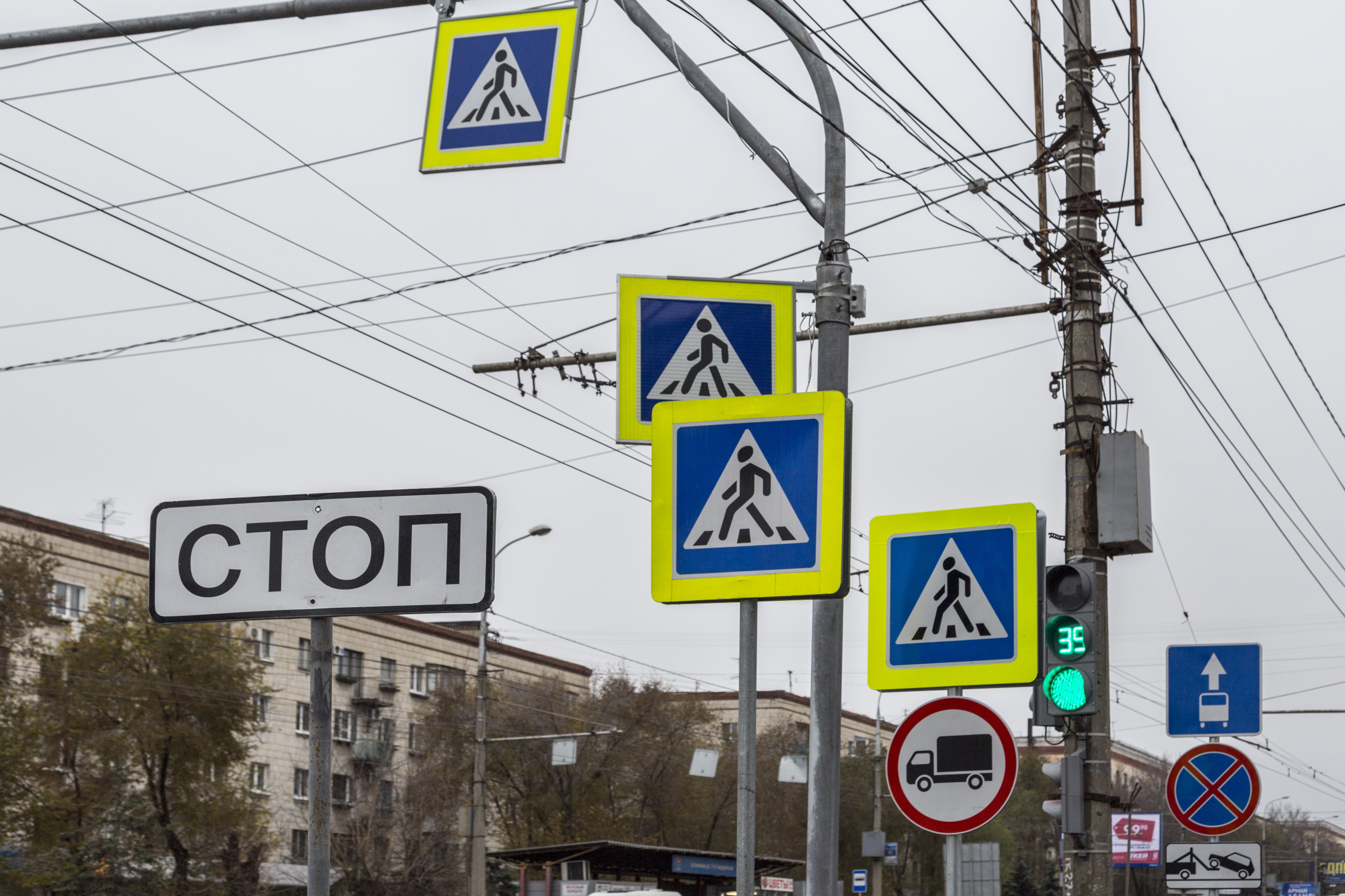 Увидеть в мешанине знаков на улицах города табличку с эвакуатором не всегда легкое занятие Увидеть в мешанине знаков на улицах города табличку с эвакуатором не всегда легкое занятие