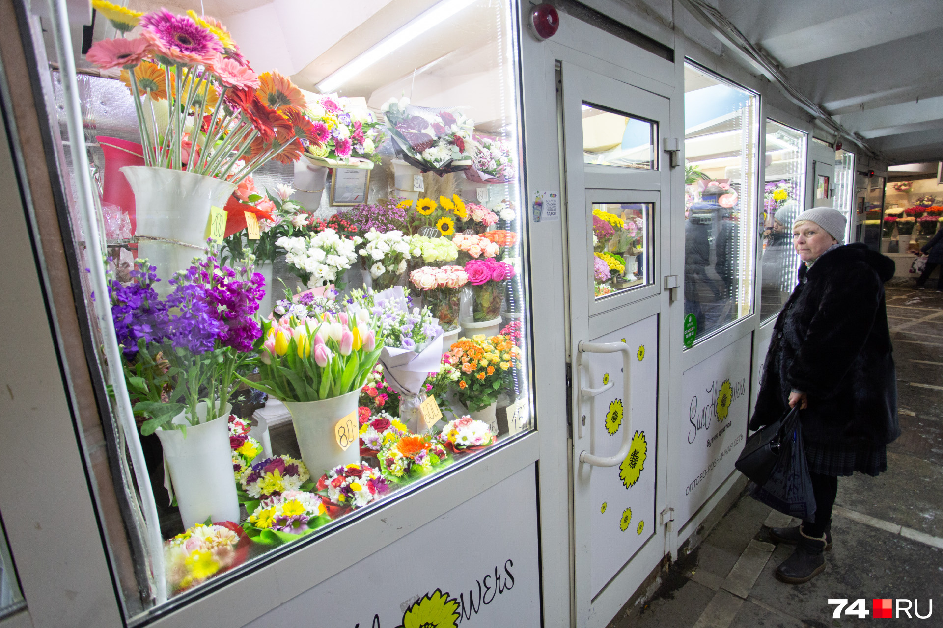 Цветы в Челябинске найти можно в нескольких переходах. Например, на площади Революции, Детском мире или Теплотехе