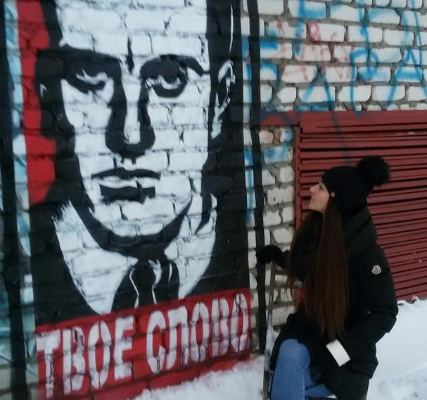 Маяковский собирает толпы поклонниц в небольшом городке Волгоградской области Маяковский собирает толпы поклонниц в небольшом городке Волгоградской области