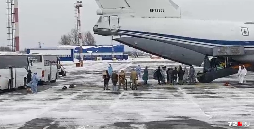 Пассажиры покидают самолет Пассажиры покидают самолет