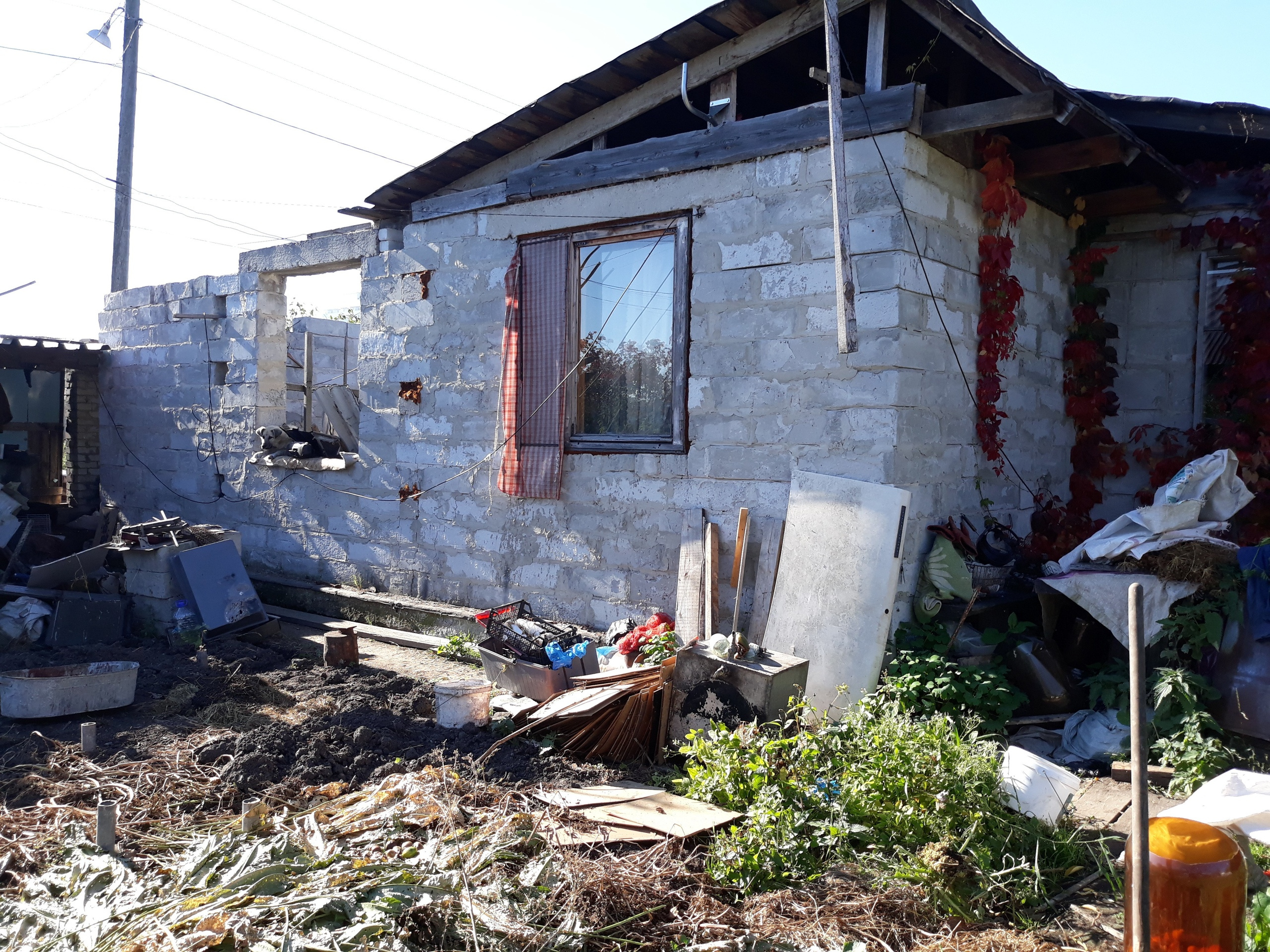 Светлане Нечаевой пришлось остановить строительство дома на месте сгоревшего, так как по техническому паспорту их жилье должно быть деревянным