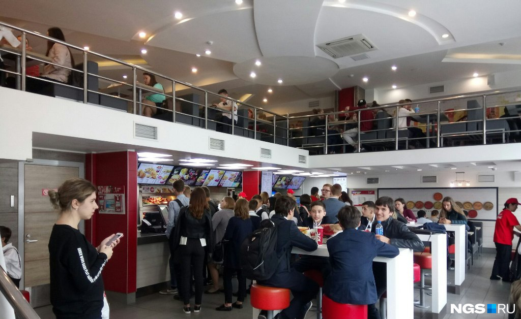 Школьники заполонили ресторан KFC