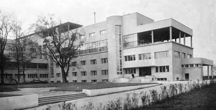 Одно из первых зданий конструтивизма в нашей стране — ДК ЗИЛ, разработан братьями Весниными и был построен в Москве. Пермские постройки тоже на него похожи Одно из первых зданий конструтивизма в нашей стране — ДК ЗИЛ, разработан братьями Весниными и был построен в Москве. Пермские постройки тоже на него похожи