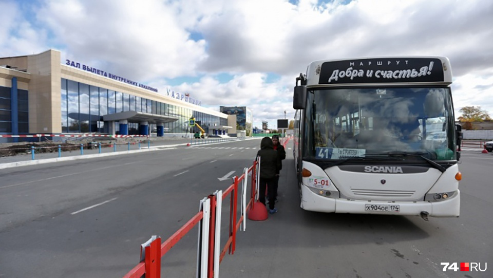 На автобусах пассажиры чаще едут из аэропорта, а не в него