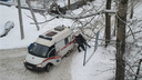 Помощь приехала не скоро: в ярославском дворе застряла машина скорой. Толкали соседи