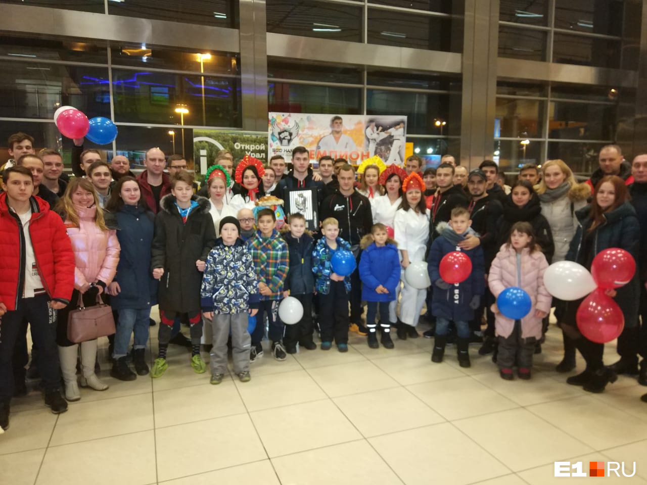 В аэропорт приехало много людей В аэропорт приехало много людей