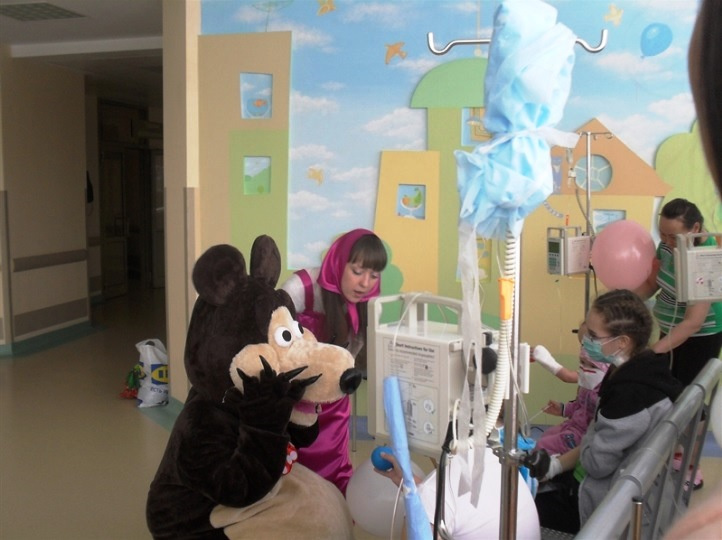 Сейчас в больницу к детям приходят волонтеры нескольких благотворительных фондов