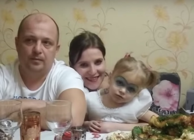 На этом фото мама с дочкой выглядят счастливыми На этом фото мама с дочкой выглядят счастливыми