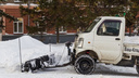 Новосибирец приделал на машину ковш для расчистки снега и теперь смеется над дорожниками