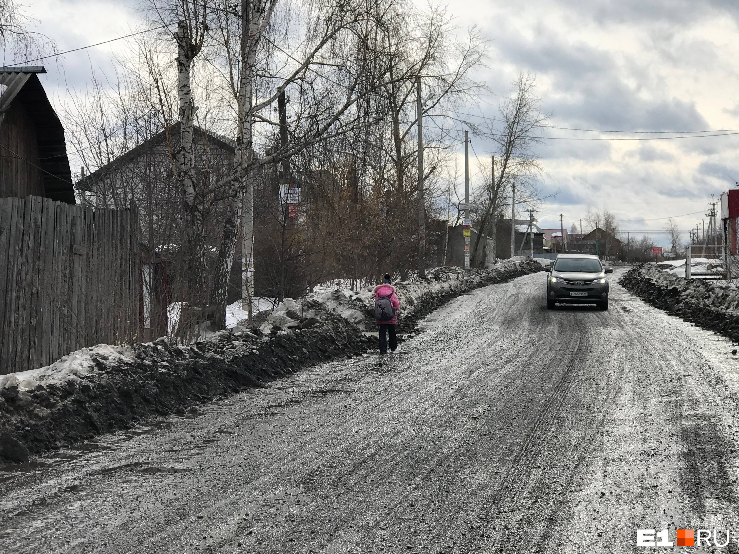 Жители Елизавета предложили закрыть убитую дорогу, где постоянно застревают...