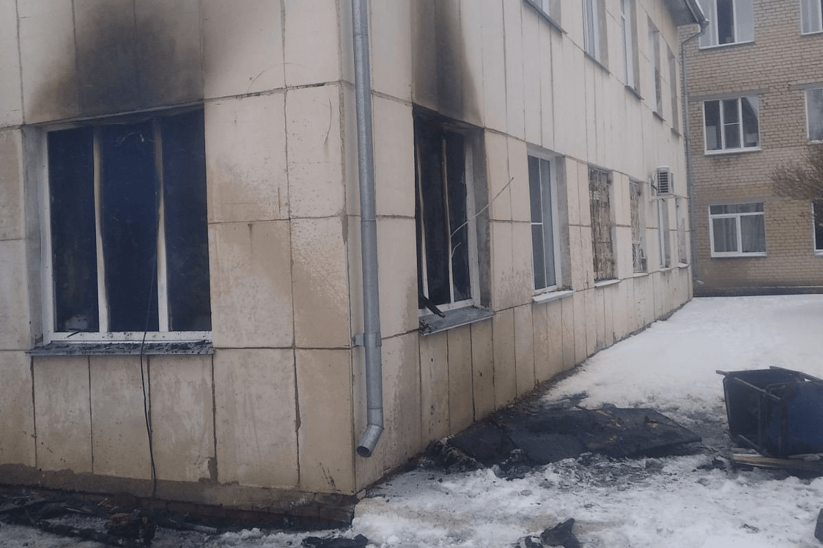 Пожар начался с подсобки на первом этаже Пожар начался с подсобки на первом этаже