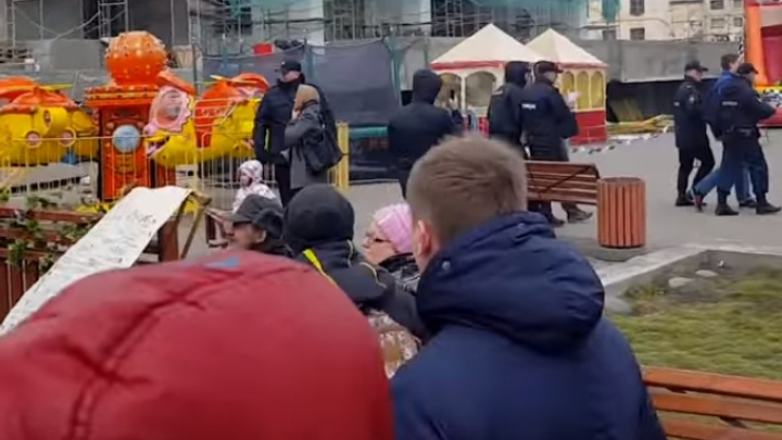 Митинг
против коррупции в Норильске закончился задержаниями и спорами с казаками