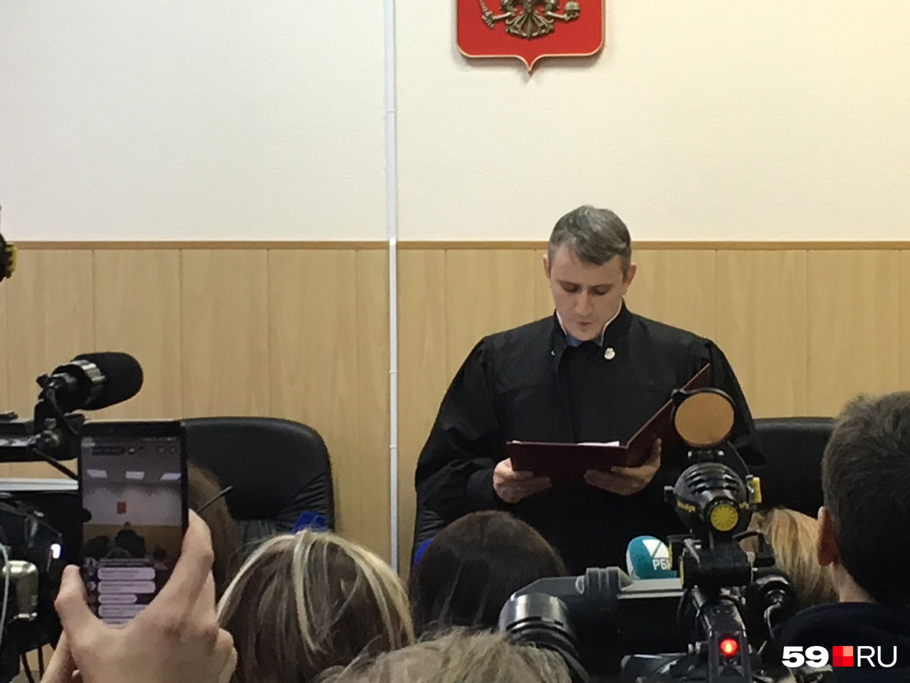 Судья зачитывает материалы дела Судья зачитывает материалы дела