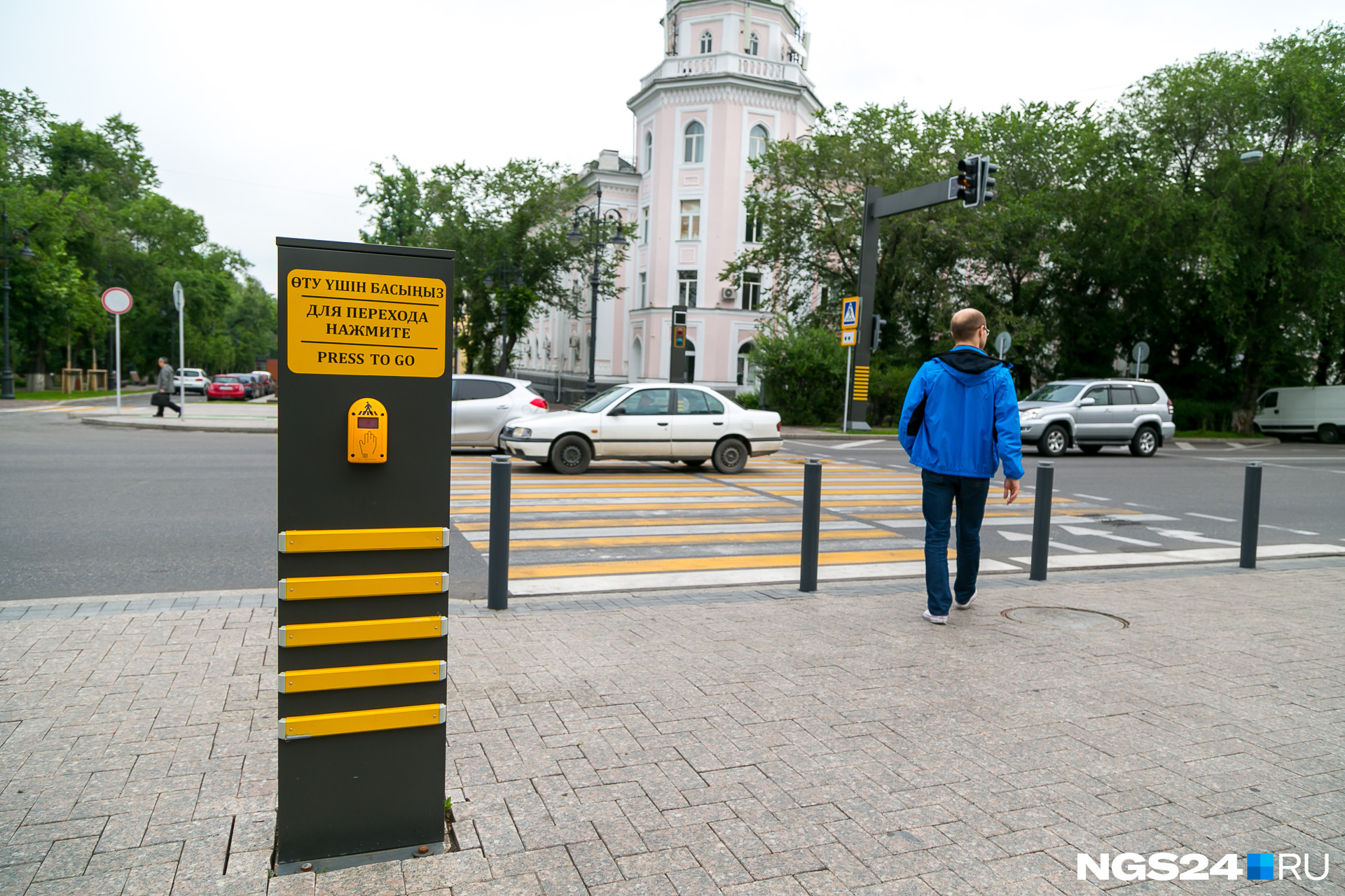 Пешеходные переходы в зоне «золотого квадрата» центра Алма-Аты. Светофор горит для пешеходов ровно столько же времени, сколько дается и автомобилям для проезда. Пешеходные переходы в зоне «золотого квадрата» центра Алма-Аты. Светофор горит для пешеходов ровно столько же времени, сколько дается и автомобилям для проезда.