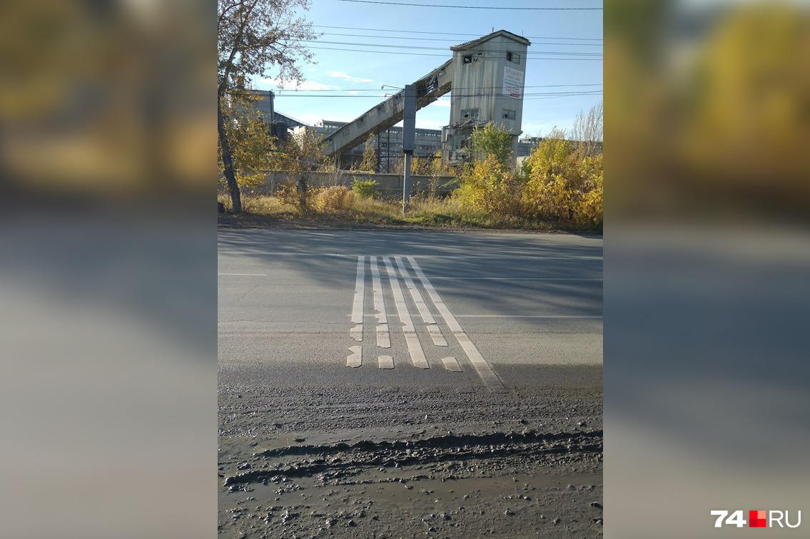 А это полосы безопасности на Троицком тракте, 17. Даже месяц не прошёл — ни полос, ни безопасности А это полосы безопасности на Троицком тракте, 17. Даже месяц не прошёл — ни полос, ни безопасности