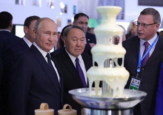 Фонтан чуть поменьше показывали Путину и Назарбаеву
