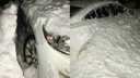 В Заозёрном микрорайоне снег с крыши дома упал на припаркованные машины