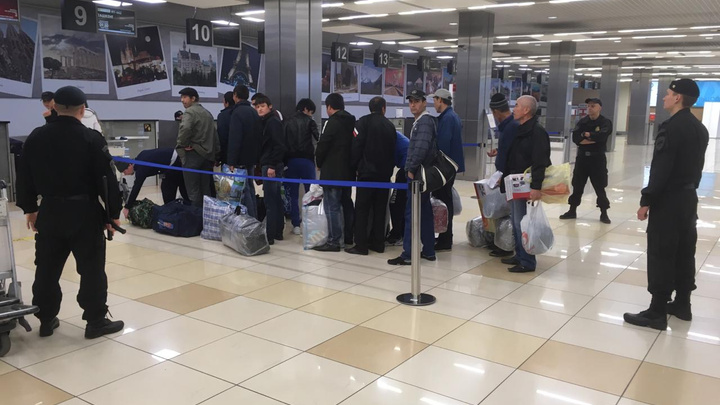 Свердловские приставы отправили на родину 12 мигрантов, которые подпольно гнали самогон