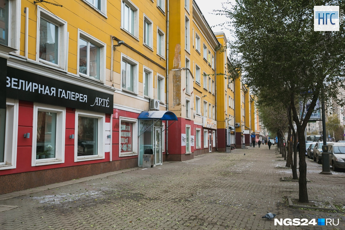 Первые этажи здания отданы под магазины и кафе Первые этажи здания отданы под магазины и кафе