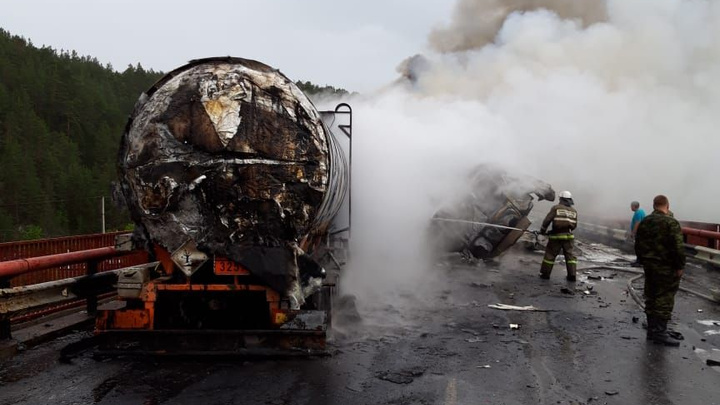 Движение перекрыто: на трассе в Челябинской области битумовоз загорелся из-за столкновения с фурой