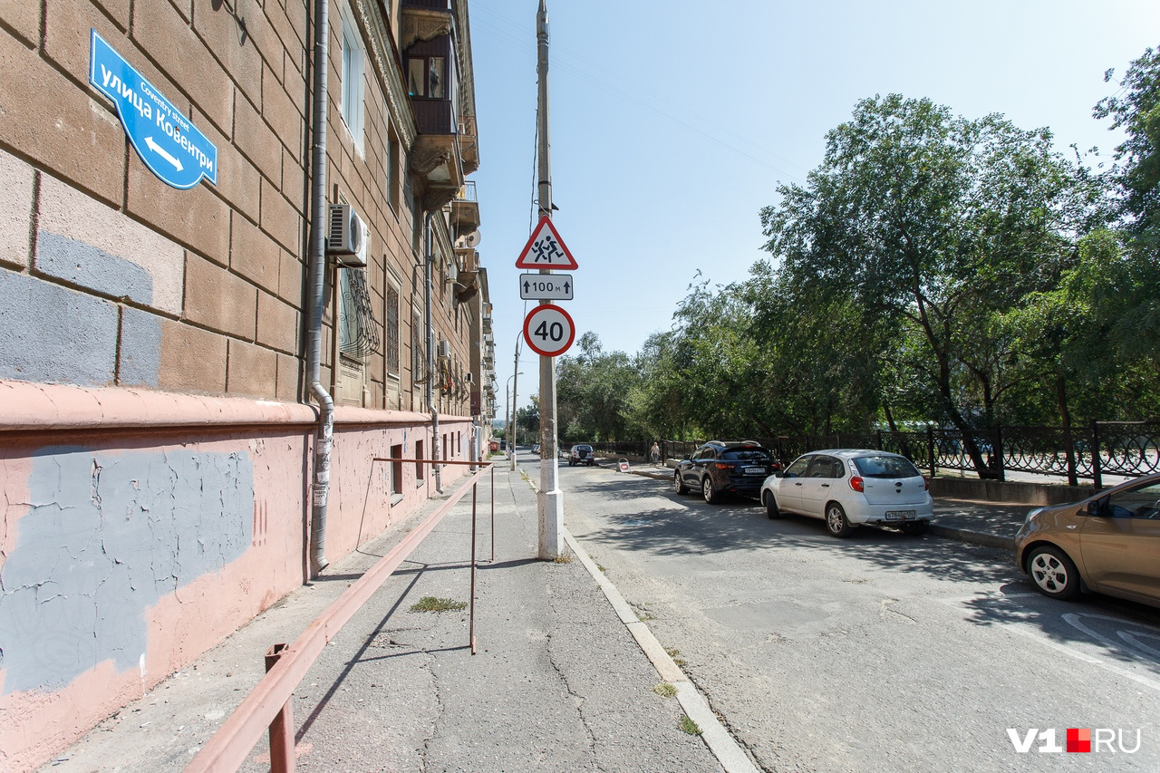 Некоторые, по словам волгоградки, под забором умудряются хоронить своих кошек и собак Некоторые, по словам волгоградки, под забором умудряются хоронить своих кошек и собак
