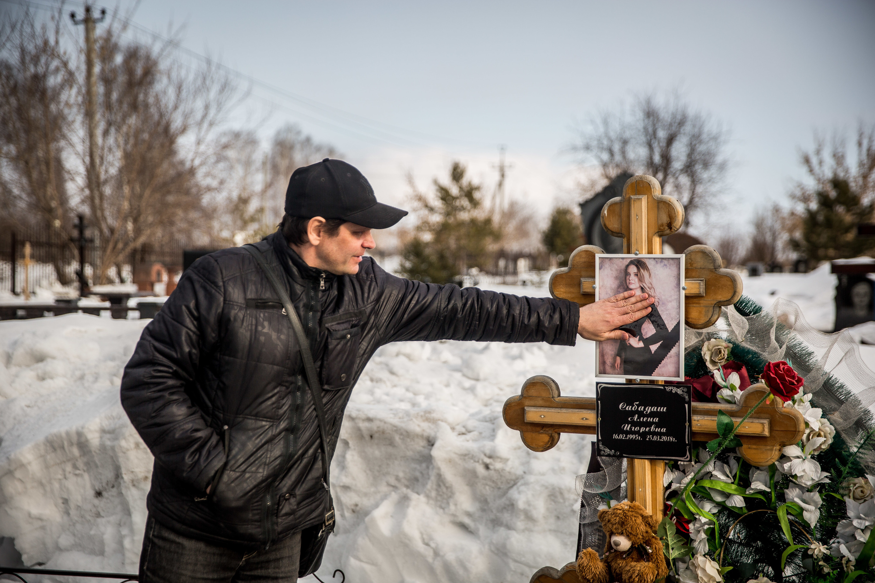 Игорь Сабадаш возле могилы дочери Алёны