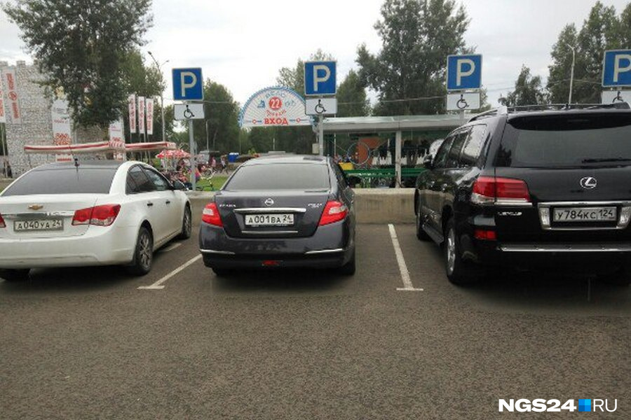 Чиновник не инвалид, но права на парковку, видимо, имеет. Фото группы «Автохамы Красноярска» с vk.com