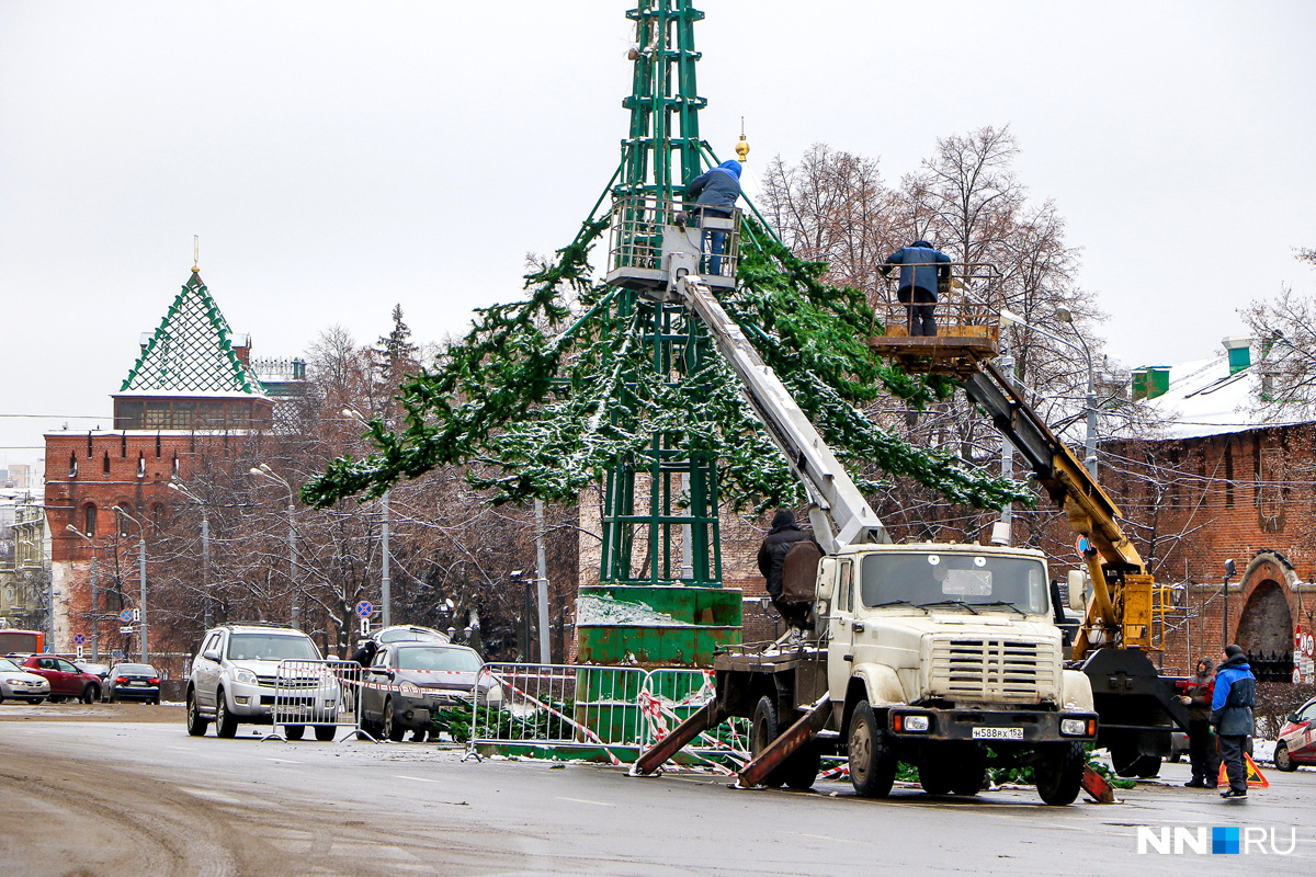 Нижний Новгород активно <a href="https://www.nn.ru/news/more/novogodnie_elki_zapolonili_nizhniy_novgorod/51658991/" target="_blank" class="_">начал обрастать новогодними елками</a>. Почти около всех торговых центров елки уже появились<i class="_">. </i>Правда, не такие высокие Нижний Новгород активно <a href="https://www.nn.ru/news/more/novogodnie_elki_zapolonili_nizhniy_novgorod/51658991/" target="_blank" class="_">начал обрастать новогодними елками</a>. Почти около всех торговых центров елки уже появились<i class="_">. </i>Правда, не такие высокие